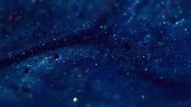 Boya sanatı. Mermer dokusu. Bulanık mavi mor parlak sıvı sıvı yağ damlası soyut bokeh akrilik zemin üzerinde yüzüyor..