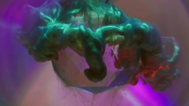 Parlak damlalar. Işıldayan akış. Suluboya dalgası cam elmasa döküldü. Yuvarlak neon tünel bulanık arkaplanda mor bir bulut dağıt.