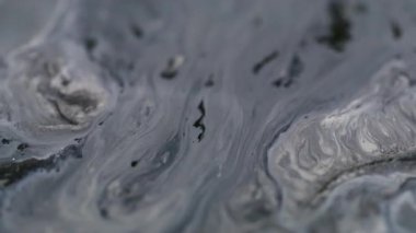 Damlayan mürekkep. Akış sanatı. Soyut akrilik yaratıcı arka planda akan suda odaksız mavi renkli parçacıklar sıvı boya.
