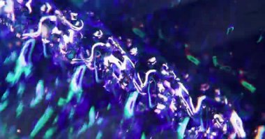 Parlak yansıma. Odaklanamayan parıltı. Pırıl pırıl parlayan parçacıklar mavi mor ışıklı bulanık bokeh ışıklı arka planda parlıyorlar..