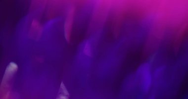 Odaklanmamış ışıltı dokusu. Parlak ışık. Bulanık pembe renkli ışıltılı sanat arkaplanında parıltı parçacıkları mercekleri parlıyor.