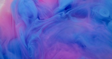 Duman parçacıkları. Boya karışımı. Soyut arkaplanda hareket eden pembemsi mavi renkli su maddesi kimyasal sis akrilik sıvı.