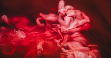 Su altyapısı. Boya rengi. Odaklanmamış pembe kırmızı bulut dokusu, sıvı kimyasal sıvıyı soyut sanat eserlerine yayıyor..