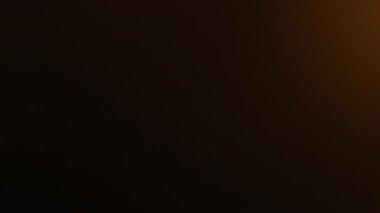 Renk farkı. Bulanık ışık sızıntısı. Sarı turuncu parlak kıvılcım koyu soyut modern arka planda Bokeh etkisi ile hareket ediyor.