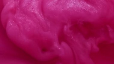 Boya sıçraması. Pigment sıvısı. Pembe mürekkep jeli sabun parıldıyor sanatsal emülsiyon yayılıyor soyut arkaplan girdabı kıvrımlı dalga boyası sisi.