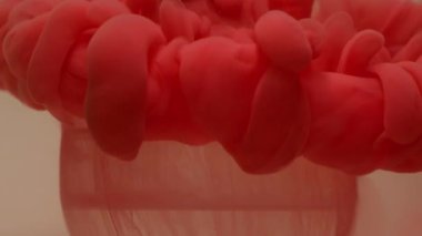 Bulut şeklinde. Akan mürekkep. Odaklanmamış kırmızı duman dokusu sıvı boya kimyasal su soyut sanat ışığı arka planına sıçrıyor.