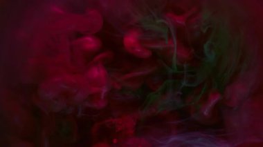 Parlayan toz. Parıltı akışı. Pembe parlak yeşil sıvı mistik buhar suyu karıştırıyor. Uçan renk düşüşü odaklanmış peçenin soyut arkaplanı.