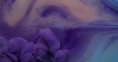 Dalgalanma arka planı. Sis girdabı. Odaklanmamış bronz, mor renkli, kimyasal, ışıltılı pigment parlatıcısı akrilik soyutlama üzerinde hareket ediyor..