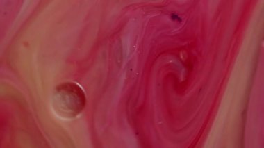 Dikey video. Akrilik akış. Mermer sıvı taşması. Dönen karıştırıcı damla yağı. Pembe boyalı sim çarpışması. Mat emülsiyon bileşeni. Dalgalı baloncuk sarmal kıvrım efekti.