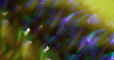 Parlak soyut. Bulanık, parlak bir doku. Bokeh etkisi üzerinde yüzen açık sarı mor parçacıklar mercek alevi çok renkli arkaplan.