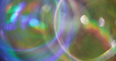 Bokeh çemberi. Bulanık mermi. Çok renkli, mor, parlak, ışık saçan mercek aydınlatma deseni, soyut, modern arkaplanda süzülen ışık..