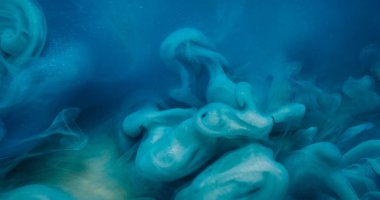 Ruhsal buhar. Fış sanatı. Soyut arkaplanda yüzen su akışkan patlamada çözünmüş mavi renk karışımı sıvı ıslak mürekkep dokusu.