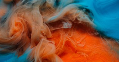 Sis dalgası. Sıvı doku. Odaklanmamış mavi turuncu renkli duman suyu parlak akrilik madde kimyasal mürekkep soyut arkaplanda yüzüyor.