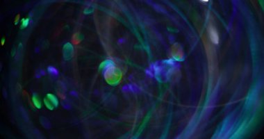 Bokeh ışığı. Bulanık renk parıltısı. Modern, parlak, soyut, siyah arka planda yeşil mavi mercek parıldıyor..