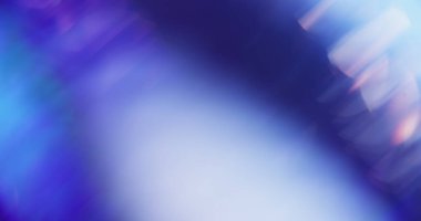 Parlak parıltı. Odaklanamayan ışık. Soyut çok renkli ışıltılı film lensi işaret fişeği efekti mavi beyaz arkaplan üzerindeki ekran filtresi.