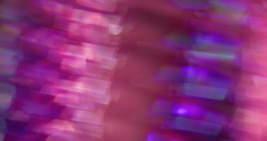 Kaleydoskop bulanıklığı. Optik işaret fişeği. Modern ışık sanatının soyut arka planında renkli mor girdap mercek.