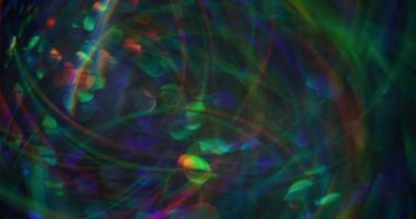 Noel ışıkları. Odaklanamayan havai fişekler. Çok renkli mavi parçacıkların mercekleri, bokeh efektli arka planda bulanık bir şekilde modern bir şekilde yanıp sönüyor..