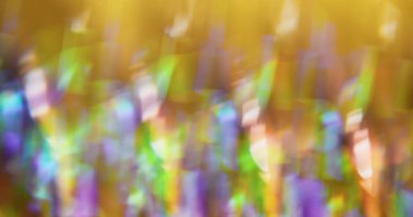 Bulanık kıvılcımlar. Kristal doku. Açık altın sarısı mavi renk parçacıkları soyut aydınlatılmış sanat arka planında yüzen mercek parlamaları.