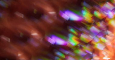 Bulanık göz kamaştırıcı. Kıvılcımlar parlıyor. Aydınlatılmış sanat arka planında süzülen parlak mor kırmızı renkli lens..