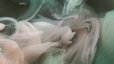 Duman karışımı. Sanat sisi. Beyaz dalga patlaması sıvı yüzey boyası akışı. Buhar mavisi gri pigment soyut gökyüzü fırtınası odaklanmış arka plan.