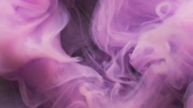 Duman dokusu. Mürekkep sisi. Mor renk akışı fantezi yüzen pigment, çözünmüş su sanatı soyut mistik arka planda çözünür.