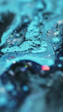 Dikey video. Sıvı sim dokusu. Mürekkep damlası. Odaklanmamış siyah mavi renk holografik parçacıklar boya karışımı yağ emülsiyon sıvısı akışı hareketli soyut sanat arka planı.