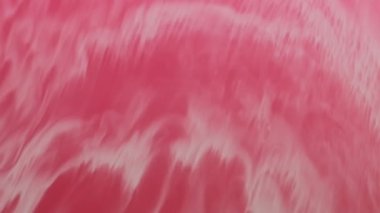 Karışık su sıçratma. Sıvı boya. Soyut sanat arkaplanına dökülen su dalgası emülsiyonunda odaksız kırmızı renkli beyaz mermer mürekkep.