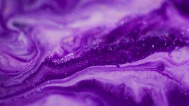 Bokeh mürekkebi. Mermer soyutlaması. Odaklanmamış mor beyaz renkli parlak parlak diş mineli boya suyun arka planında hareket ediyor..