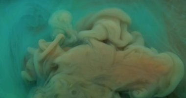 Dalga mürekkebi. Sıçrama sanatı. Soyut arkaplanda büyüyen akrilik sıvı pigmenti çözünmüş mavi renkli su kimyasal akışı.