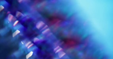 Odaklanamayan çok renkli parıltı. Duman dokusu. Parlak parçacıklar, bulanık sisli mor bokeh ışık arkaplanı üzerinde dönen parlak mercekler..