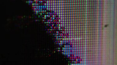 Kırık ekran. Hasarlı televizyon. Analog statik objenin piksel renk ızgarası bozulmuş. Kırık cam yüzey görüntüsü, parlak siyah noktalı.