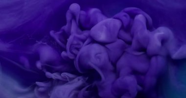 Duman boyası. Akrilik pigment. Odaklanmamış mor renkli su kimyasal partikülleri soyut sanat arka planında hareket eden sis emülsiyonu.