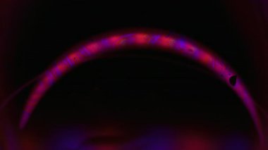 Neon tüneli. Işık sızıntısı. Sıvı boyalı sabun rengi yüzey kirişi siyah zemin üzerinde kırmızı menekşe kemeri. Sanat prizması odaksız parlayan daire çerçevesi.