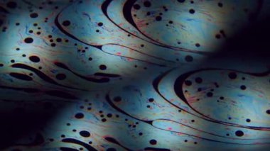 Gradyan mürekkep karışımı. Kaleydoskop yağı. Soyut bulanık arkaplan sabunu üzerindeki renkli ışık prizması lekesi siyah yüzey optik efekti.