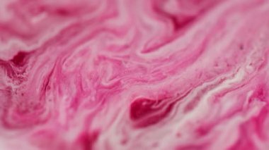 Sıvı pigmenti. Lekeli sanat. Odaklanmamış pembe beyaz renkli kimyasal su. Soyut arka plana dökülen sıvı dalgada parlayan boya..