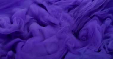 Sıçrama sanatı. Sıvı doku. Odaklanmamış mor duman, ıslak akrilik madde, kimyasal mürekkep sıvısı soyut arka plana dökülüyor..