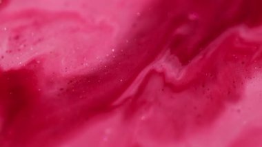 Sıçrama pigmenti. Mermer soyutlaması. Bulanık pembe, beyaz, renkli, parlak, yağ damlası, diş minesi desenli boya akrilik arka planda yüzüyor..