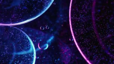 Floresan karışımı. Parlak arka plan. Bulanık mavi neon renkli su kimyasal doku yağ sıvısı sanat soyutlamasında daireler çiziyor..