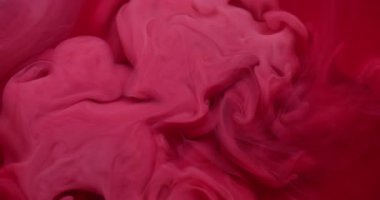 Duman boyası. Akrilik pigment. Odaklanmamış pembe kırmızı kırmızı su rengi kimyasal partiküller soyut sanat arka planında büyüyen sis özü.