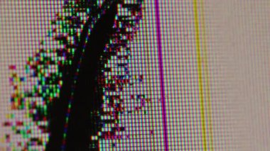 Bozuk televizyon. Kusurlu ekran. Cam dijital çözünmüş yüzeydeki çatlak piksel hatasıyla örtüşüyor. Bozuk işaret fişeği analog statik.