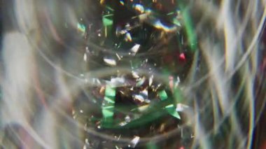 Bulanık soyut yansıma. Parlak titreşimler. Renkli yeşil, ışıl ışıl parçacıklar parlak mercek parlamaları Bokeh hafif modern arkaplanı açıyor.