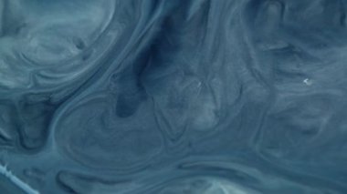 Boya sıçraması. Karışım akışı. Soyut yaratıcı arkaplanda yüzen mavi renkli kimyasal su mermer parçacıkları diş minesi dokusu.