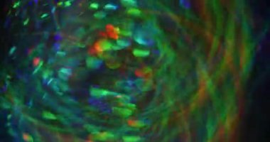 Bulanık renk kıvılcımları. Parıldayan mercek parlıyor. Açık mavi kırmızı yeşil kaleydoskop koyu arkaplanda bokeh ile parlıyor..