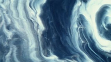 Mürekkep sıçraması. Dalgalı boya. Soyut ıslak arkaplanda akrilik madde akışına odaklanmış mavi beyaz renkli dalga parçacıkları.