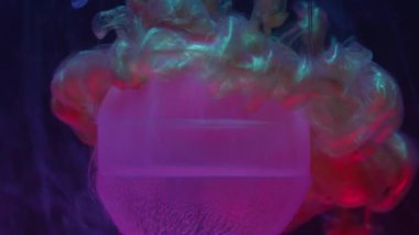 Parlak mürekkep. Köpüklü top. Soyut sanat üzerine odaklanmış neon rengi mor bronz parlak ıslak geometrik bulut yuvarlak dokusu koyu siyah arkaplan.