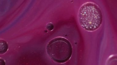 Dikey video. Mermer emülsiyonu. Boya akışı. Mat sıvı damla renk katmanı. Altın yağlı su parlıyor. Parıltı karışımı metamorfoz. Pigment genişleme dalgalı spiral.