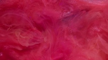 Parlayan toz. Barut akışı. Sıvı içinde parlak sanat mürekkebi. Haze kırmızısı turuncu renk, parlak dalga soyut örtüsü, su arka planının yoğunluğu azaltılmış..