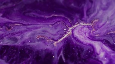 Parlak akış. Mermer sanat. Bulanık mor beyaz renkte, su parçacıklarında parıldayan boya soyut bokeh ışık arka planına dökülüyor..