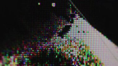 Kusurlu ekran. Kırık monitör. Kırık cam yüzeyinin altında siyah mürekkep akışı. Kırık matris arka planının homurtusu