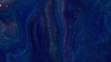 Parıldayan sanat. Parlak lekeler. Bulanık mavi, mor renkli mermer rengi, emaye desenli, suda bulunan boya sıvısı soyut bokeh arka planda yayılıyor..